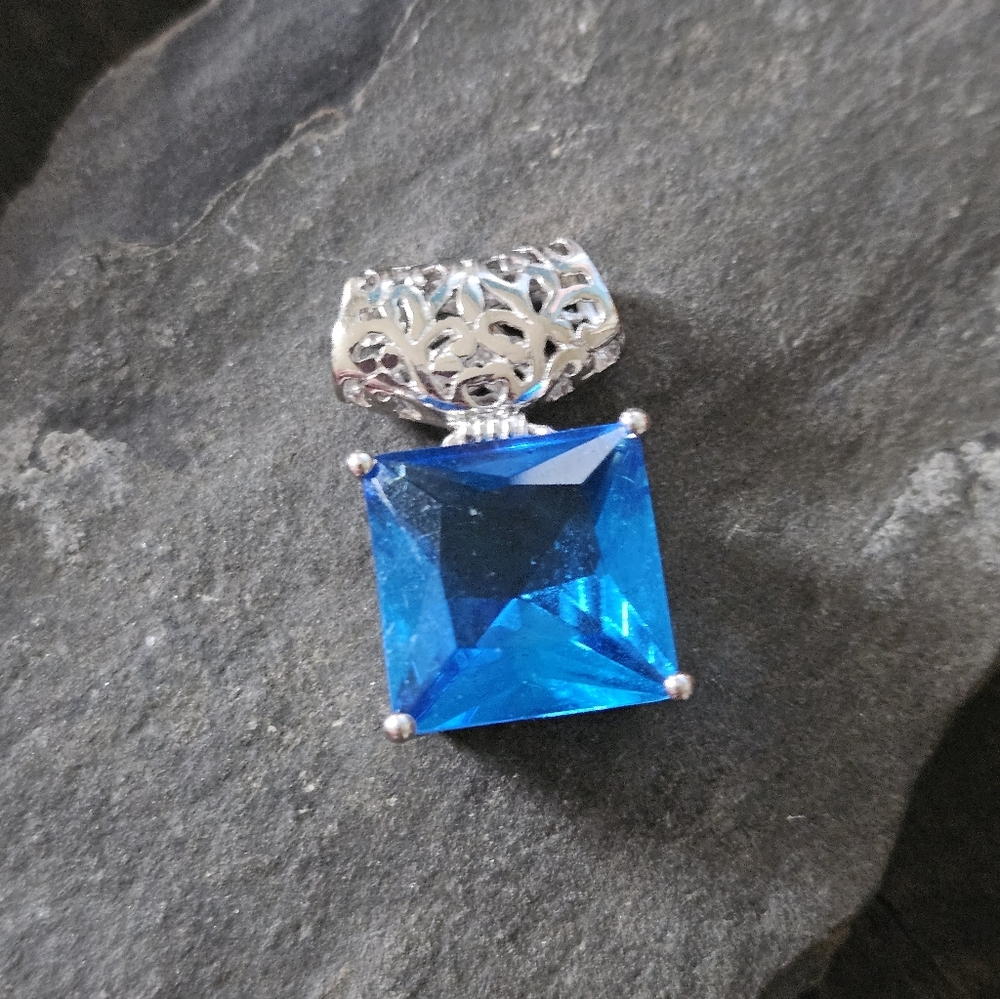 ❤️LAST CHANCE❤️Large Blue Square Pendant Necklace